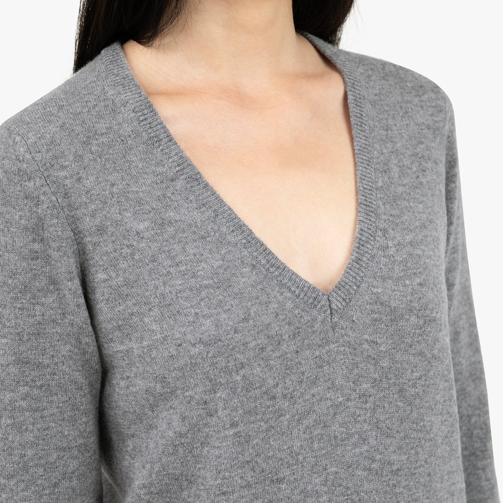 100% Cashmere V‑Neck Sweater | Soft Luxury Knit | Size L